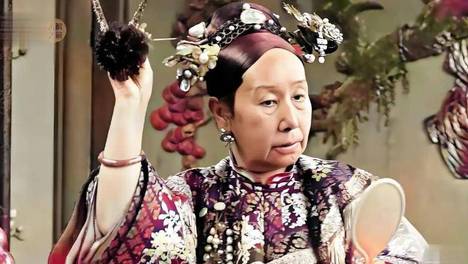 五十岚纪子官方版,她拿着雨伞站在楼下等人，水滴从伞沿滑落，她却一直盯着小区门口看，好像那里藏着所有答案