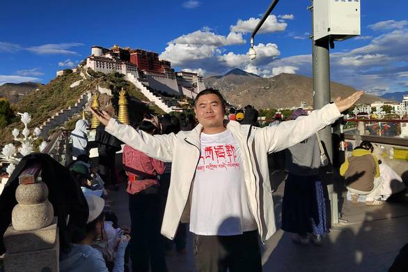 大众浴池清洗视频教程,他推开办公室的窗让空气流通，顺手把她桌边堆满的空杯子收拾干净